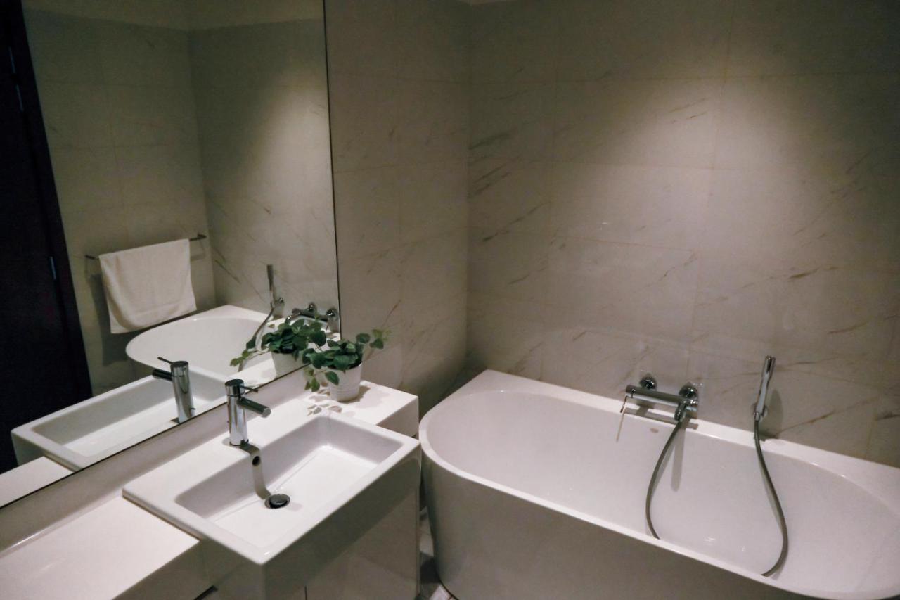 Brand New Water Front Luxury Cinnamon In Heart Of City Apartment Colombo